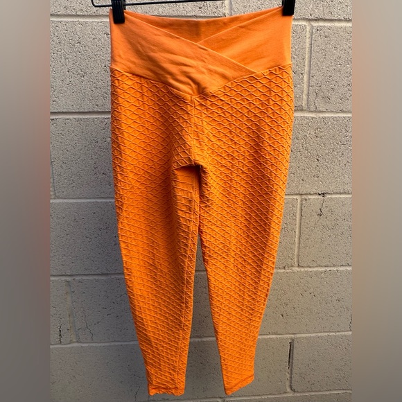 Peachy Bunz Scrunch Butt V Waist Sport Leggings in Tangerine S - Picture 4 of 5